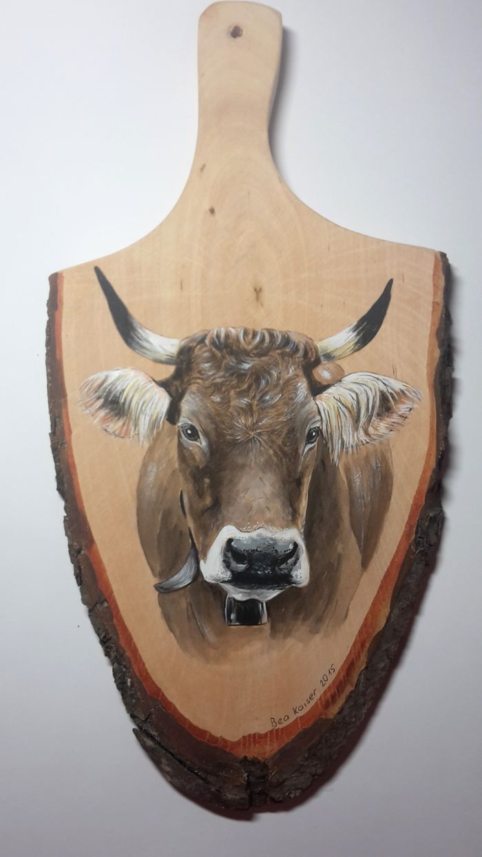 Kuhkopf auf Erlenholzbrett mit Rinde 40 x 20 cm 